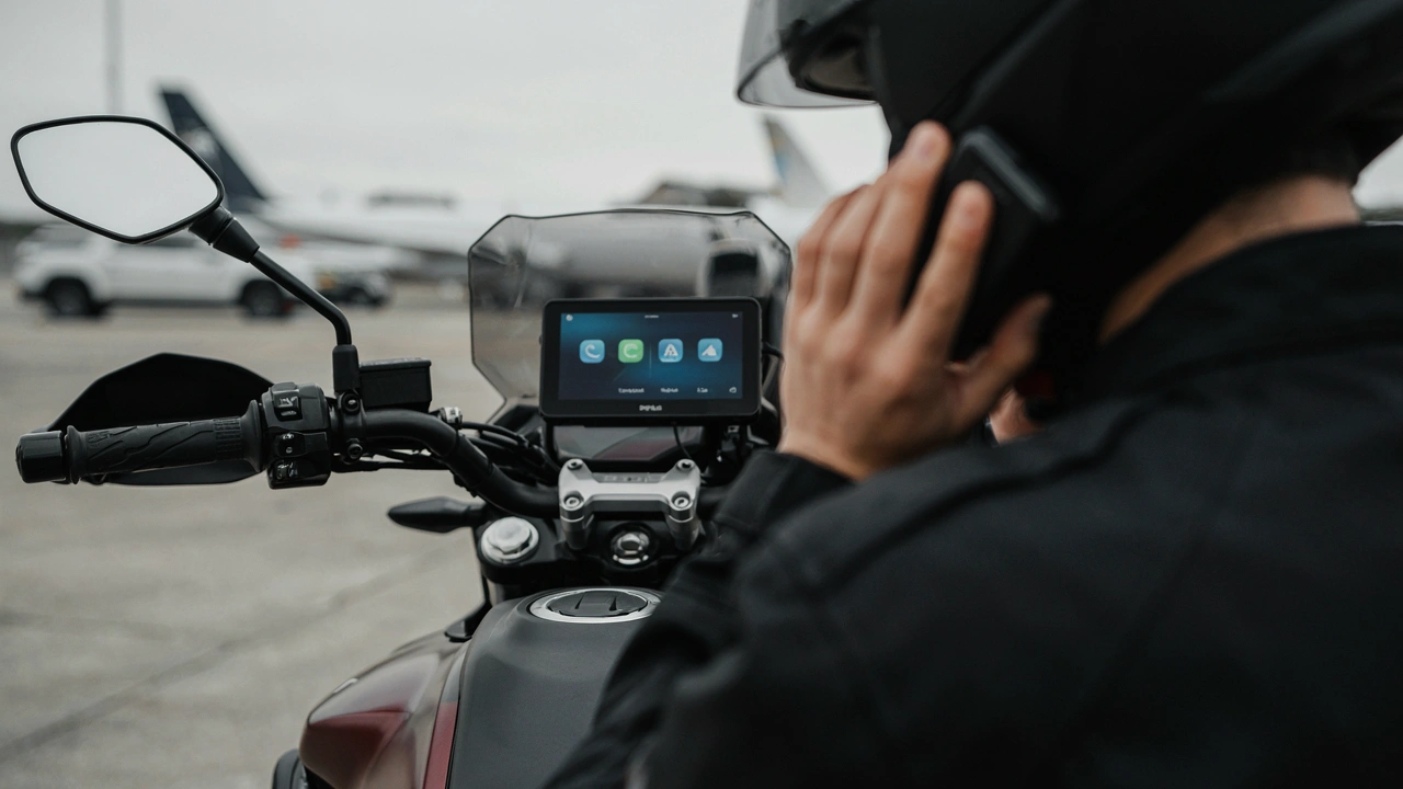 Motard ajustant l'intercom de son casque près d'un écran Carpuride W702B