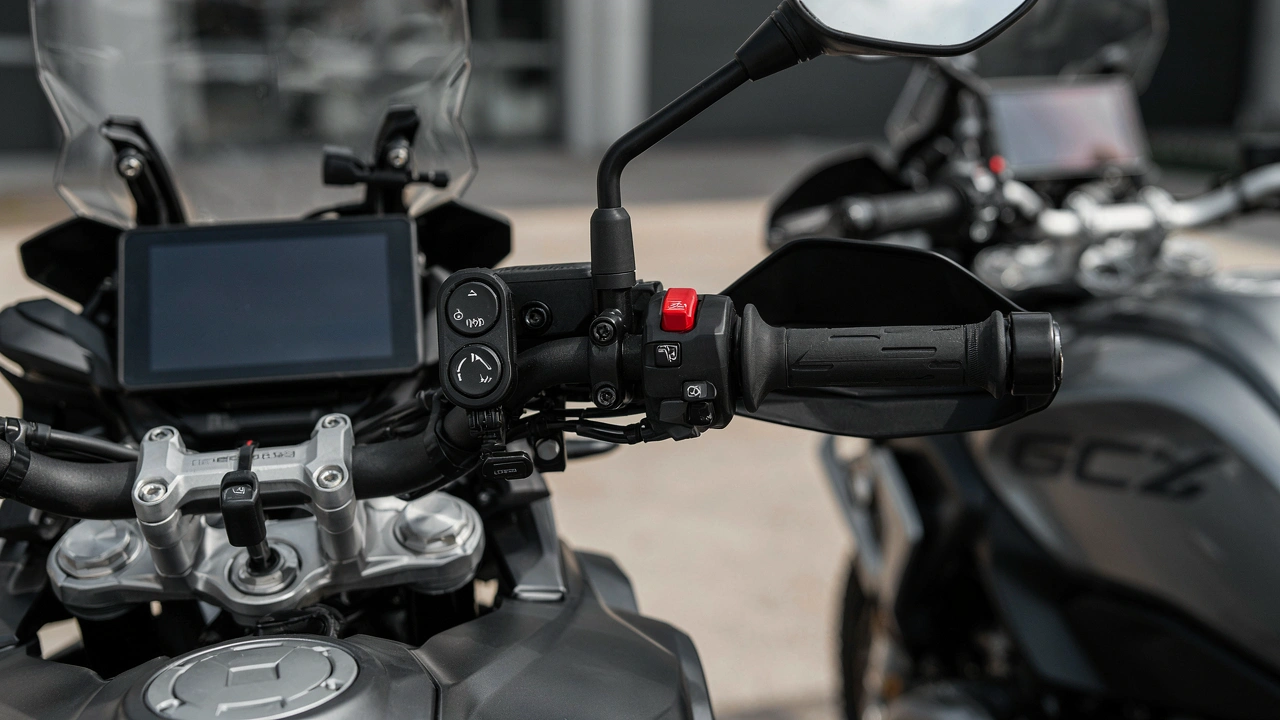 Écran Chigee AIO-5 Play près de la molette BMW, écran Carpuride W502BS sur une autre moto en arrière-plan