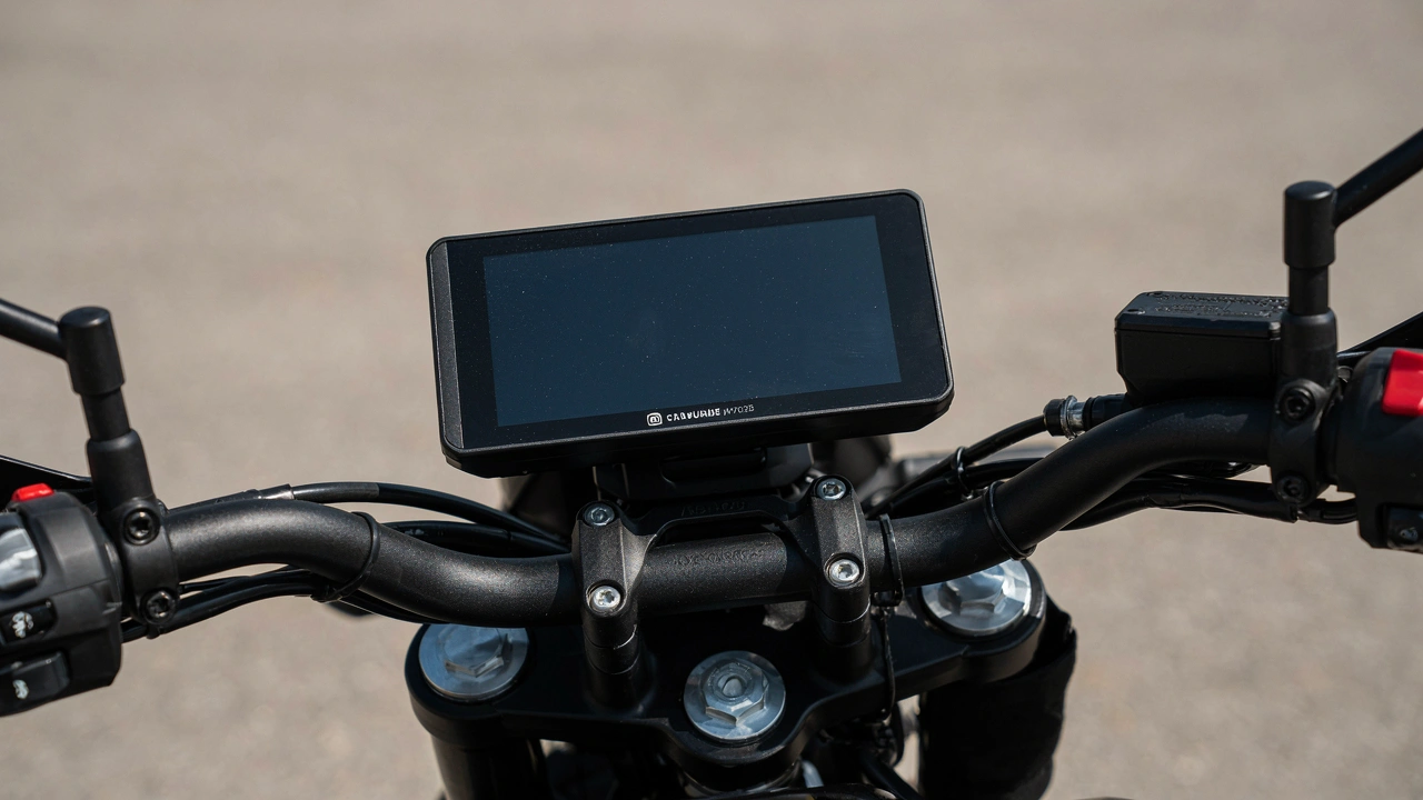 Écran Carpuride W702B fixé sur une moto garée en plein soleil d'été
