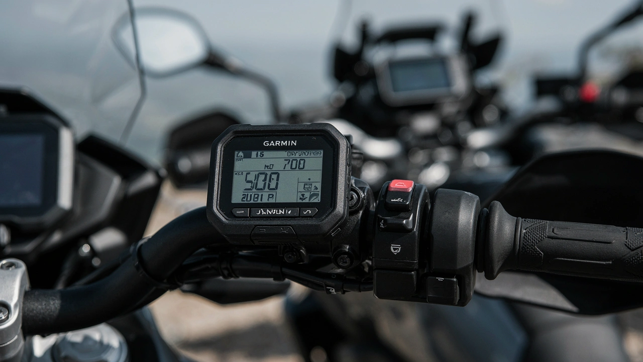 GPS Garmin zūmo XT3 au premier plan, TomTom Rider 550 sur une seconde moto en arrière-plan
