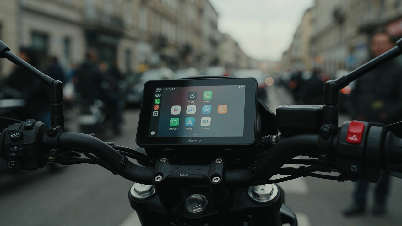 Écran CarPlay Carpuride W502B fixé au guidon en pleine ville