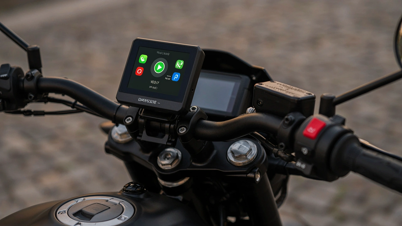 Écran CarPlay Carpuride W602S Pro sur une moto café racer au coucher du soleil