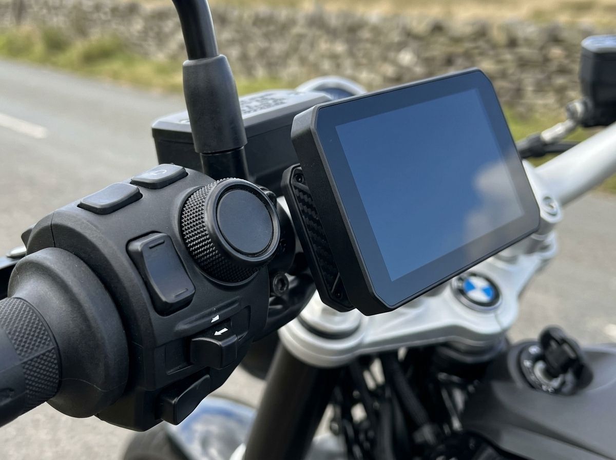 Molette BMW Wonder Wheel au premier plan, écran Chigee AIO-5 Play juste au-dessus
